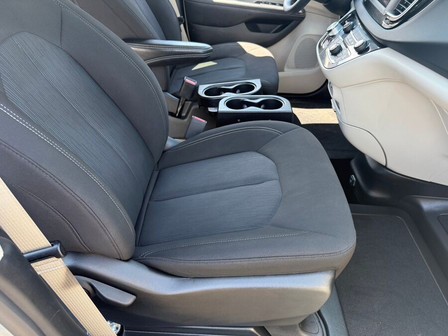 2023 Chrysler Voyager LX - Photo 11