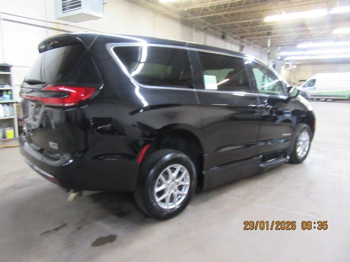 2024 Chrysler Pacifica Touring L - Photo 13