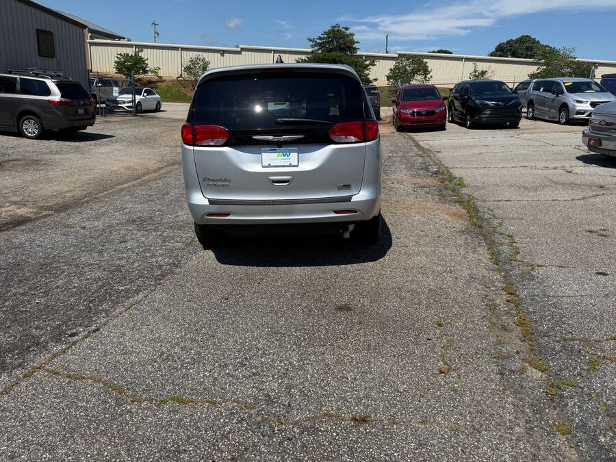 2023 Chrysler Voyager LX - Photo 10