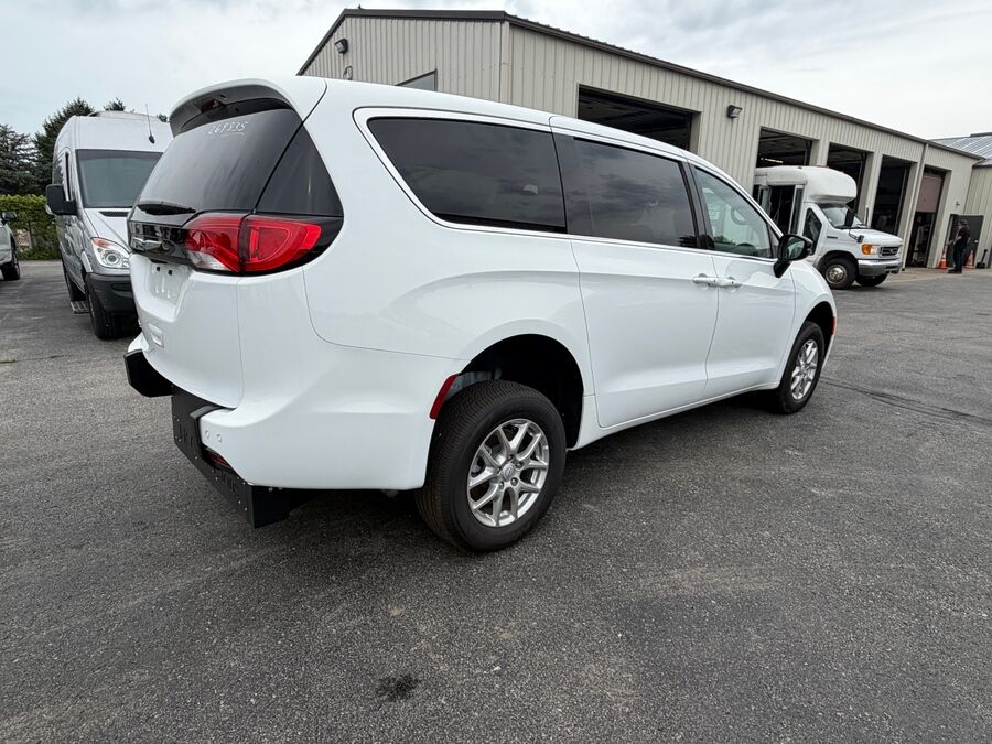 2026 Chrysler Voyager LX - Photo 13