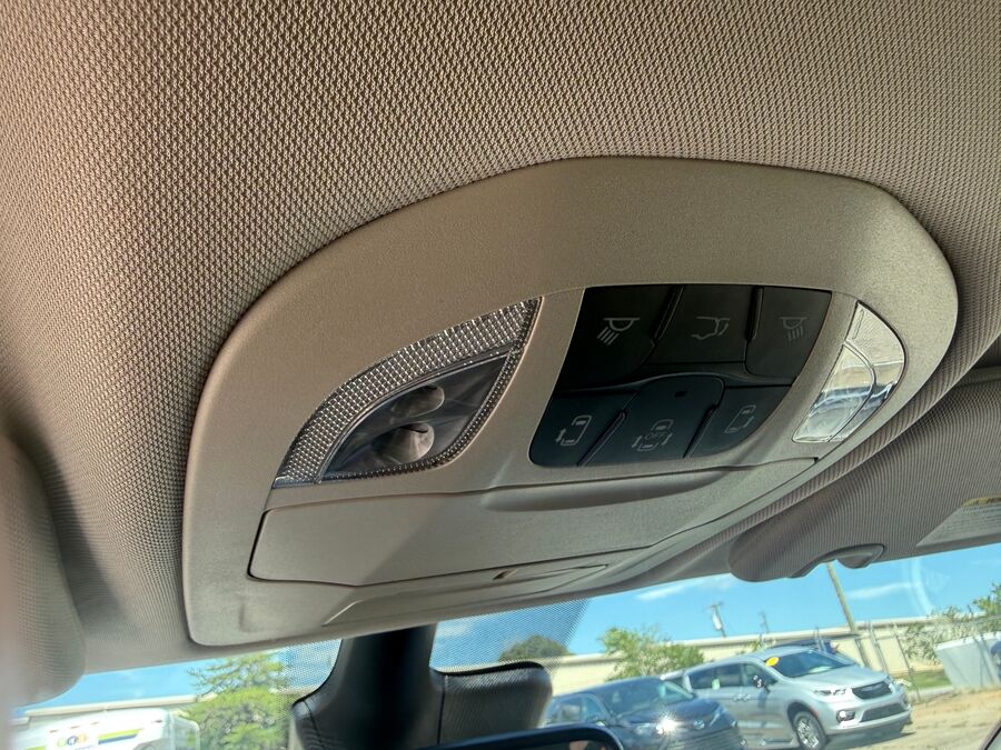 2023 Chrysler Voyager LX - Photo 6