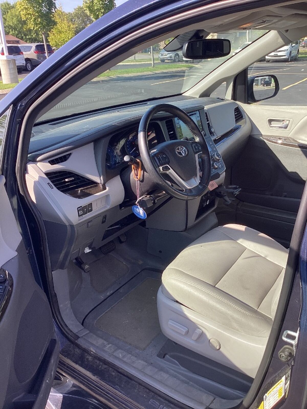 2020 Toyota Sienna XLE - Photo 9