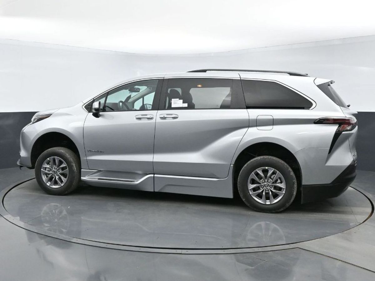 2023 Toyota Sienna 17