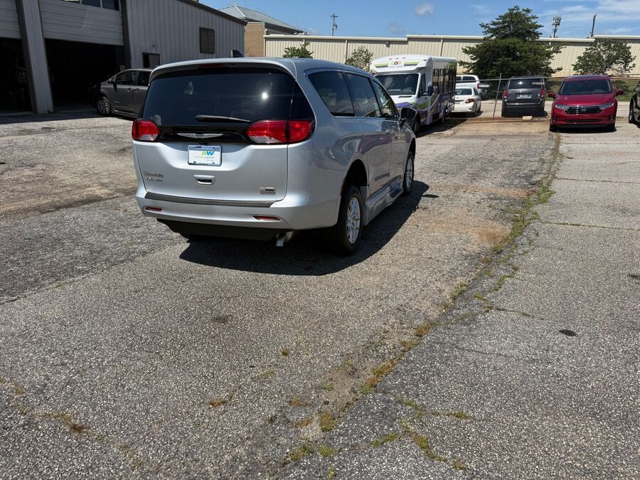 2023 Chrysler Voyager LX - Photo 9