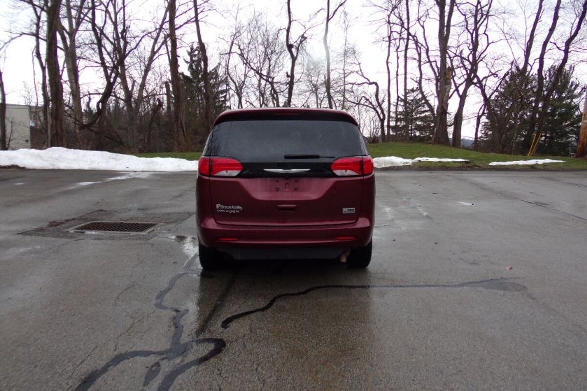 2023 Chrysler Voyager LX - Photo 7