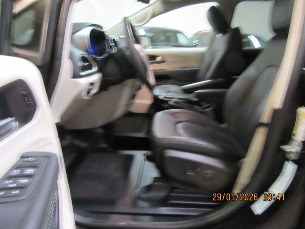 2024 Chrysler Pacifica Touring L - Photo 6