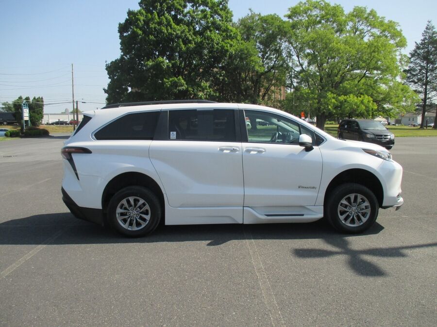 2023 Toyota Sienna XLE - Photo 7