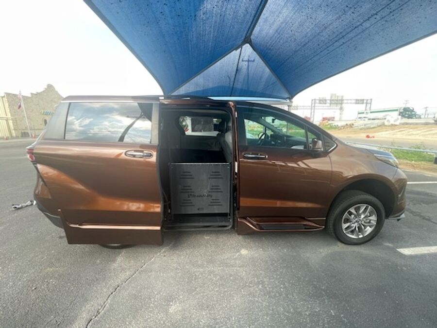 2023 Toyota Sienna XLE - Photo 7