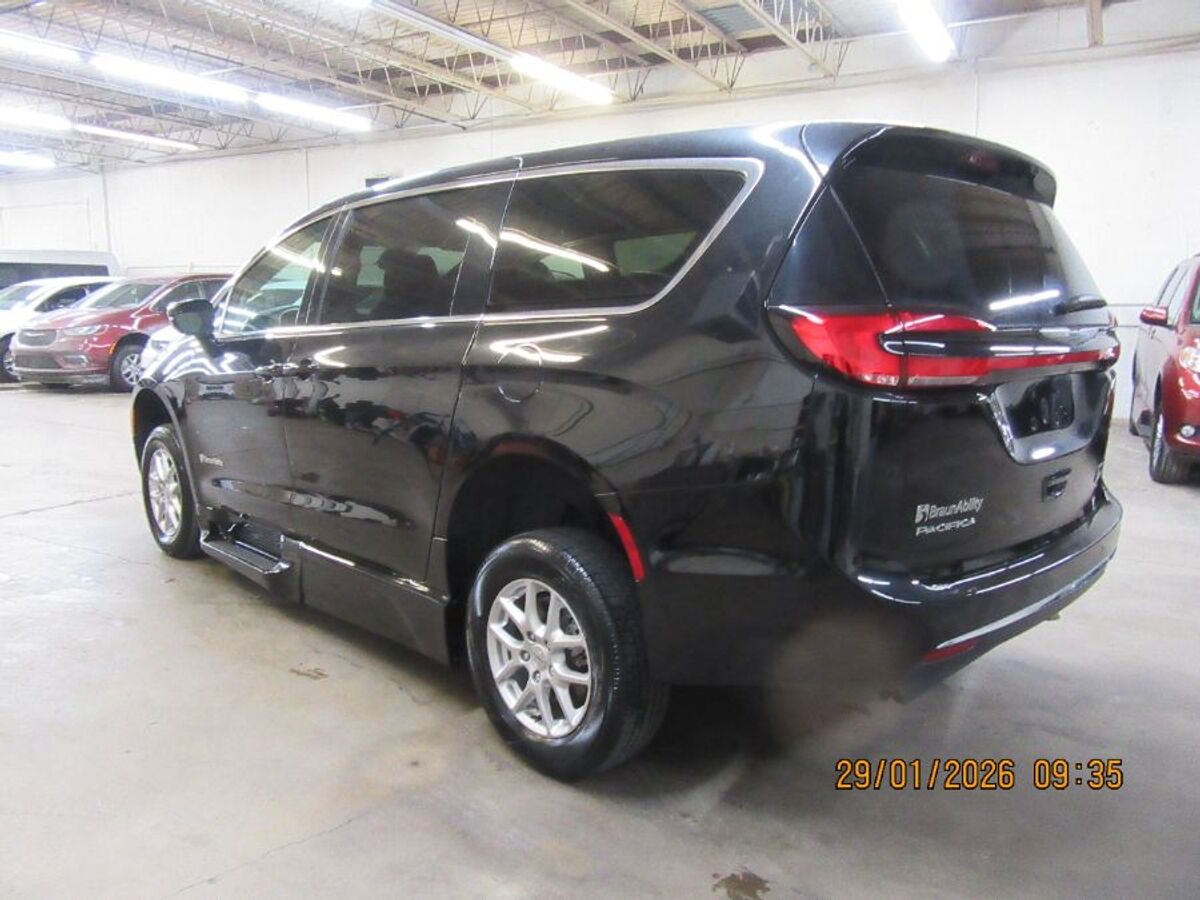 2024 Chrysler Pacifica Touring L - Photo 11