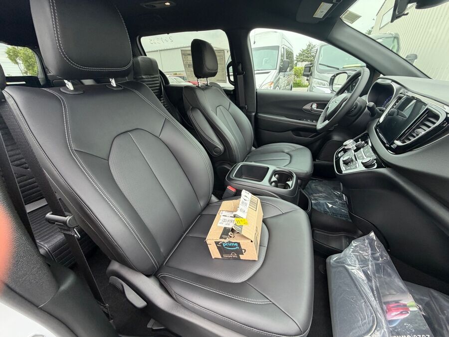 2026 Chrysler Voyager LX - Photo 18