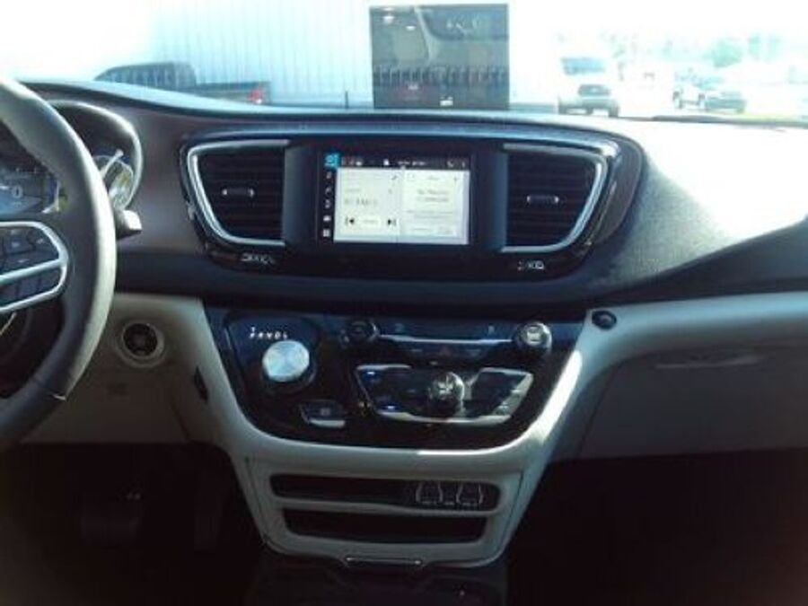 2023 Chrysler Voyager LX - Photo 10