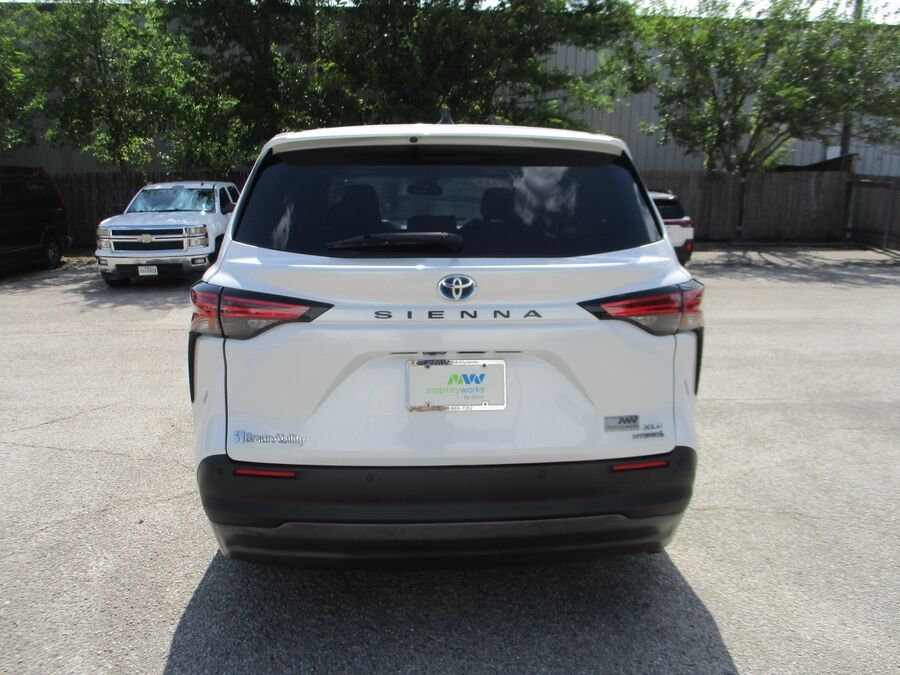 2022 Toyota Sienna XLE - Photo 8