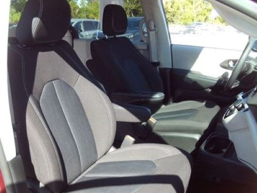2023 Chrysler Voyager LX - Photo 11