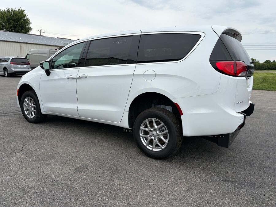 2026 Chrysler Voyager LX - Photo 7