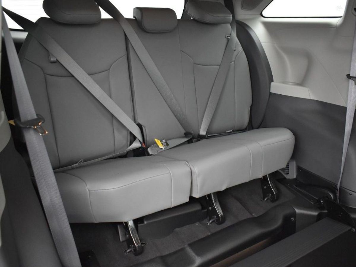 2023 Toyota Sienna 4