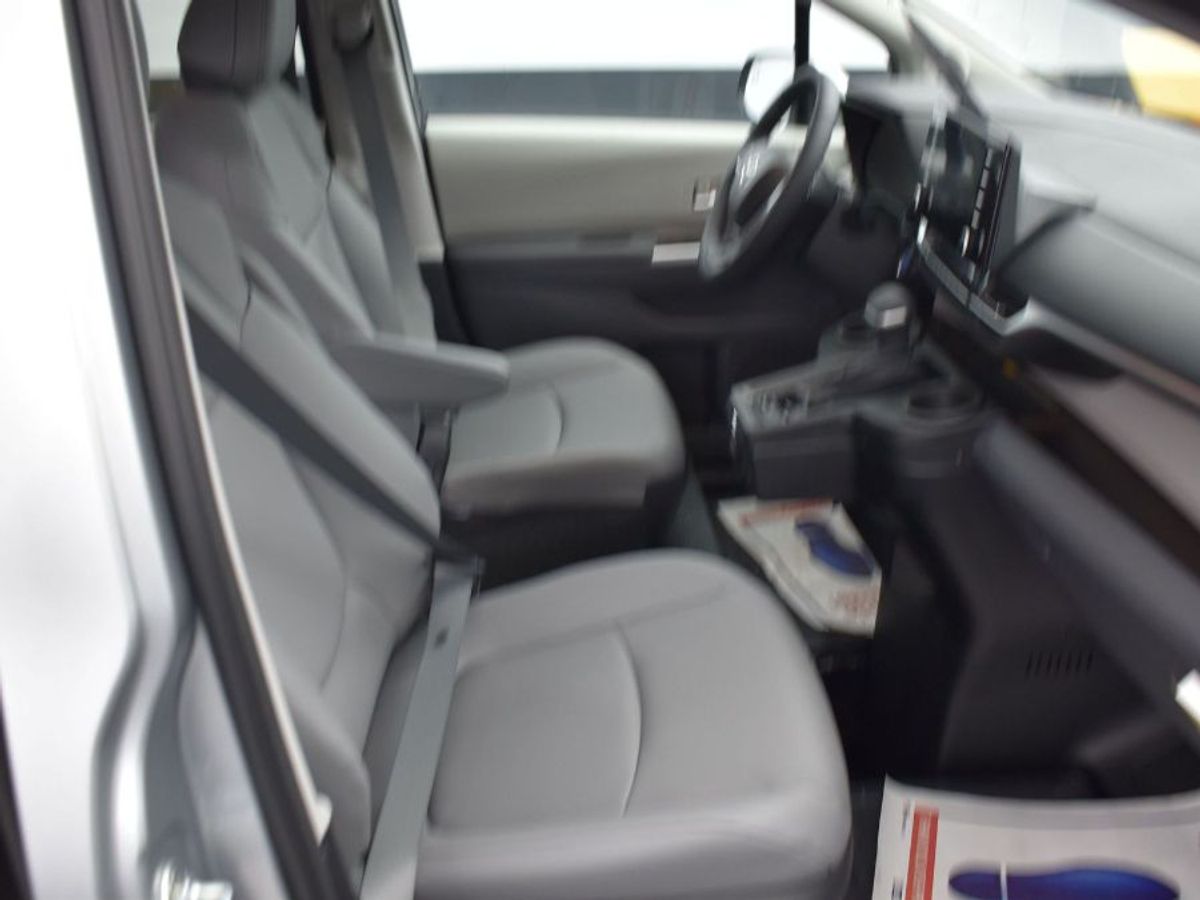 2023 Toyota Sienna 2