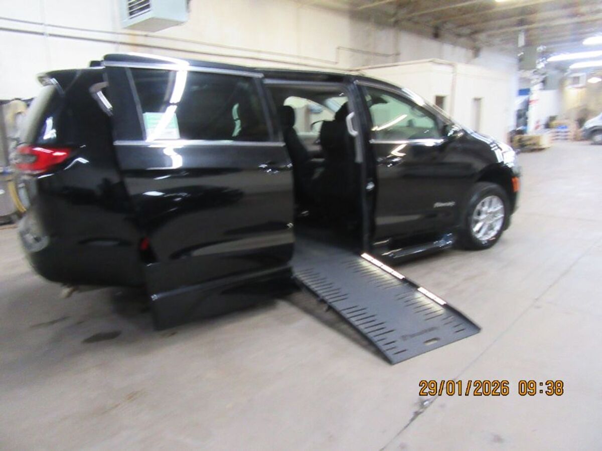 2024 Chrysler Pacifica Touring L - Photo 18