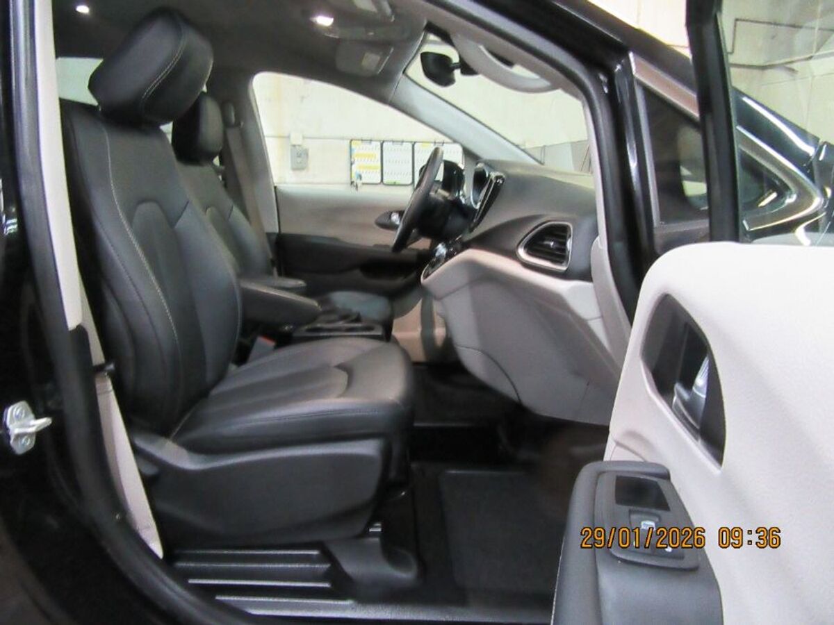 2024 Chrysler Pacifica Touring L - Photo 16
