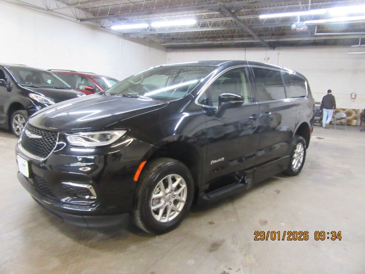 2024 Chrysler Pacifica Touring L - Photo 9