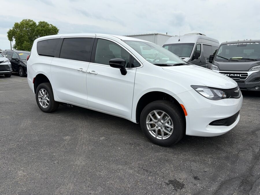 2026 Chrysler Voyager LX - Photo 16