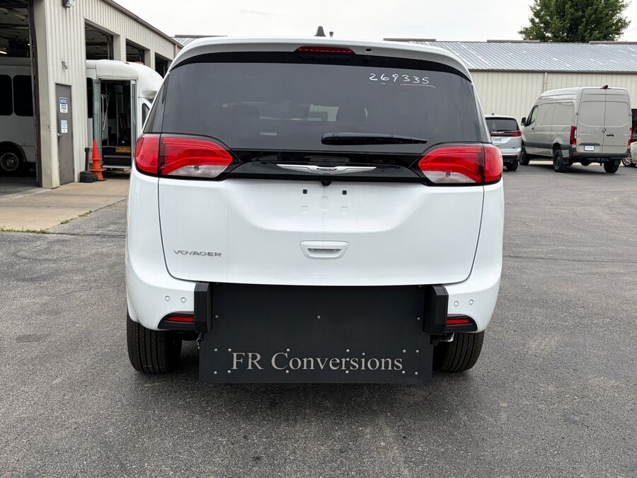 2026 Chrysler Voyager LX - Photo 9