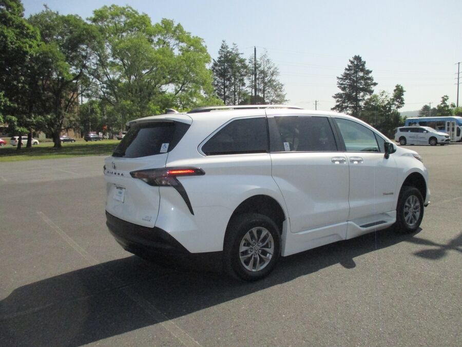 2023 Toyota Sienna XLE - Photo 6