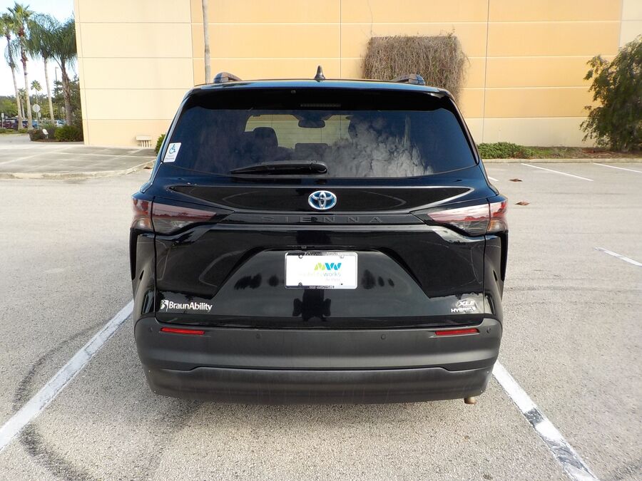2024 Toyota Sienna XLE - Photo 30