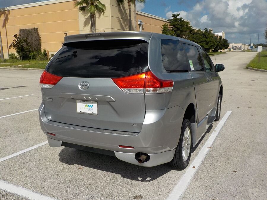2013 Toyota Sienna XLE - Photo 7