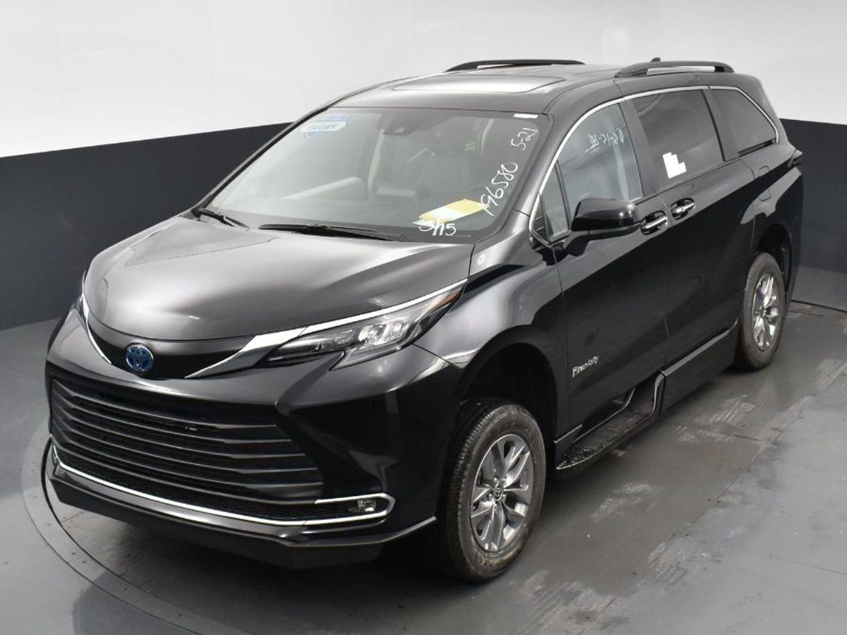 2024 Toyota Sienna XLE - Photo 16