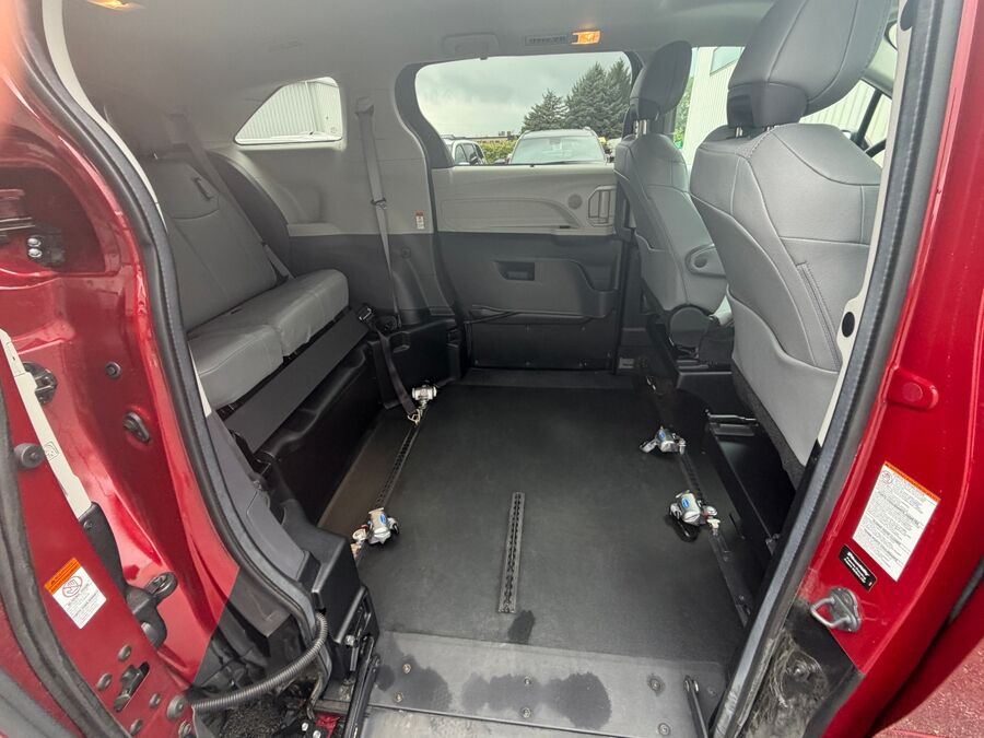 2024 Toyota Sienna XLE - Photo 15