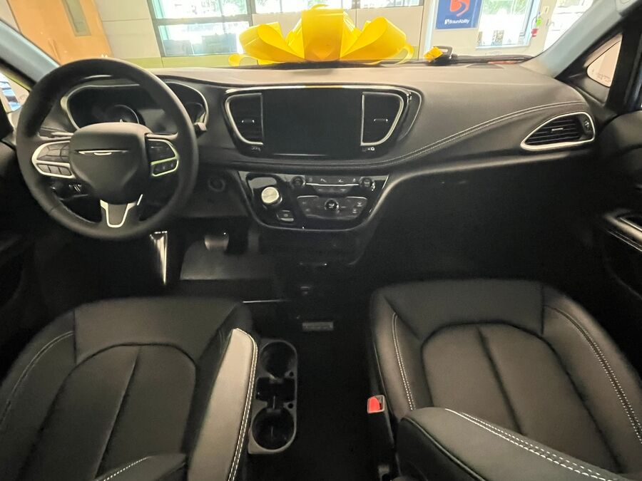 2027 Chrysler Pacifica Select - Photo 11