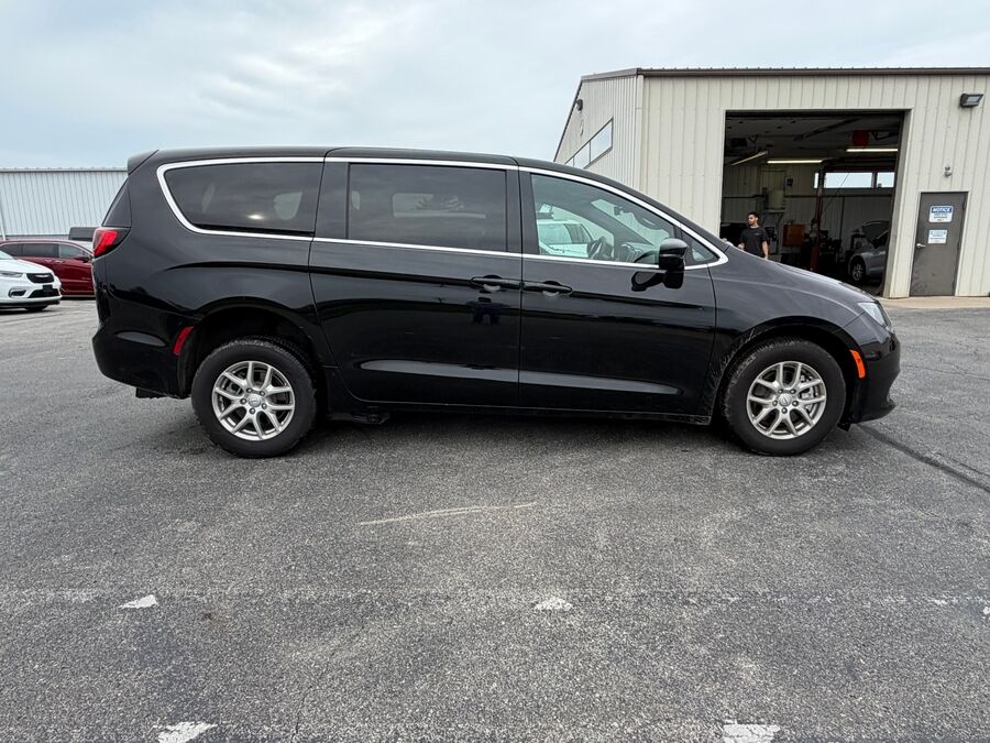 2026 Chrysler Voyager LX - Photo 11