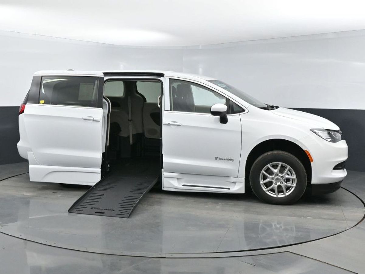 2023 Chrysler Voyager LX - Photo 8