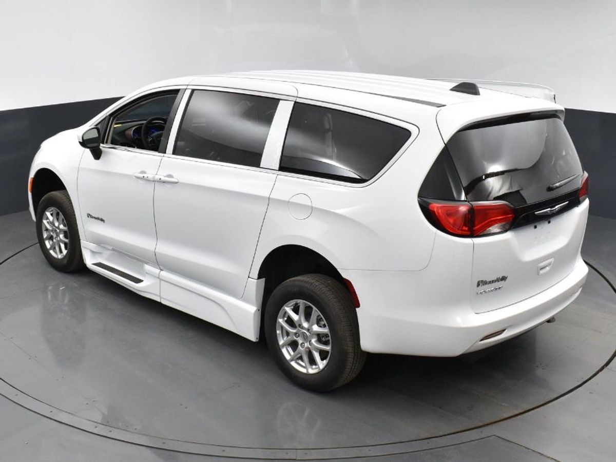 2023 Chrysler Voyager LX - Photo 23