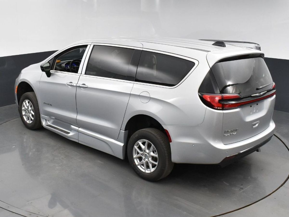 2024 Chrysler Pacifica Touring L - Photo 15
