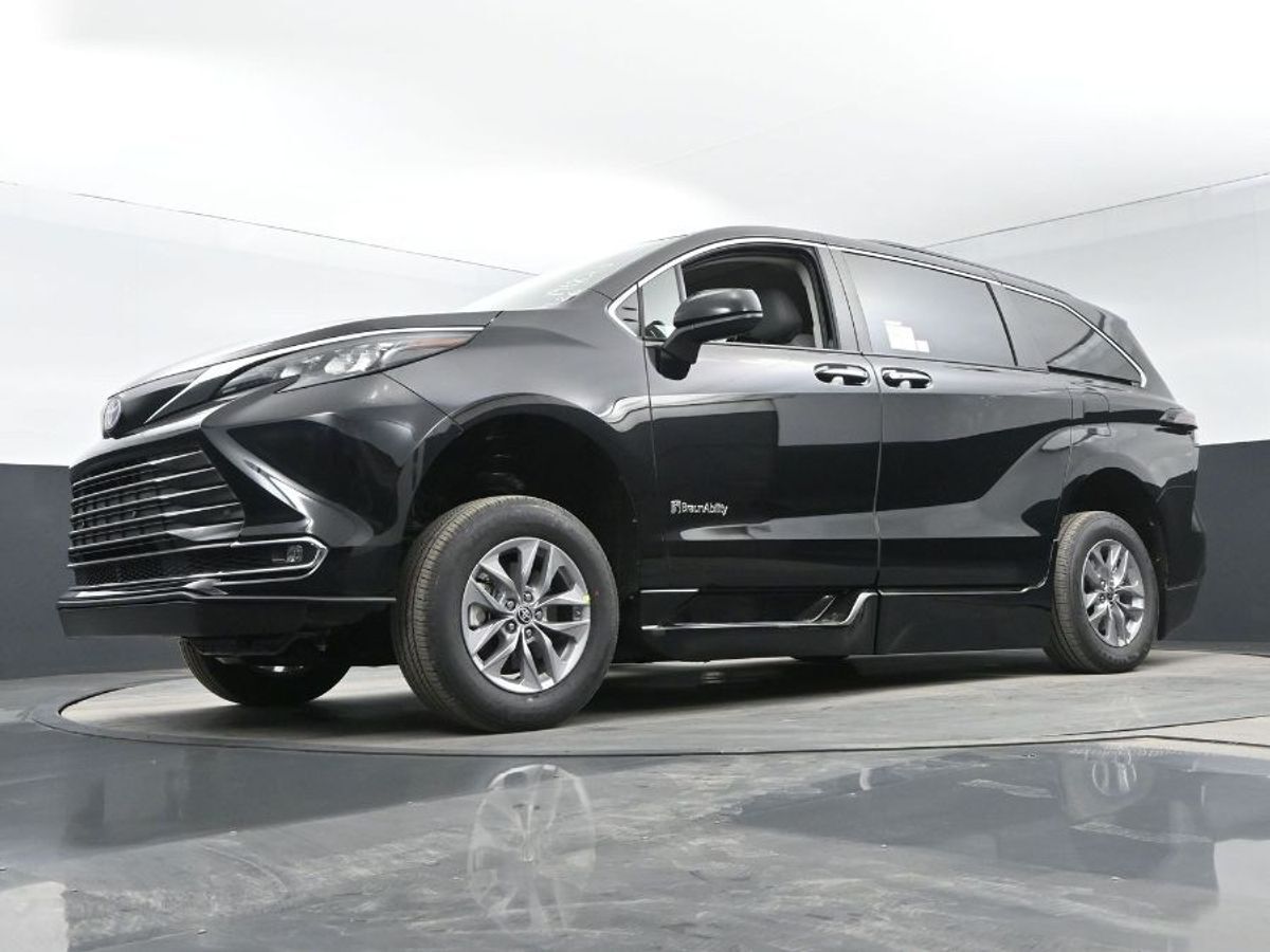 2024 Toyota Sienna XLE - Photo 11