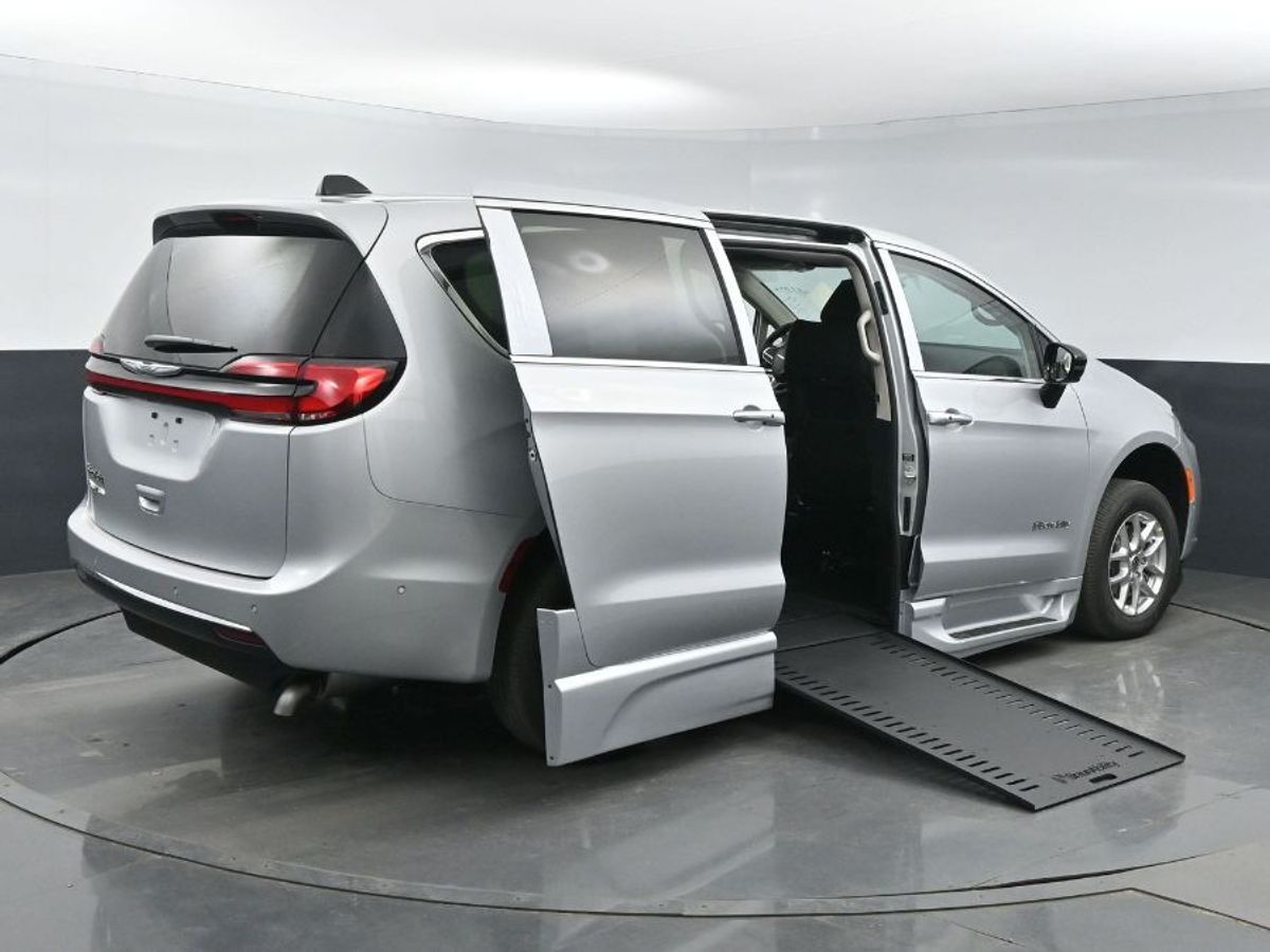 2024 Chrysler Pacifica Touring L - Photo 23