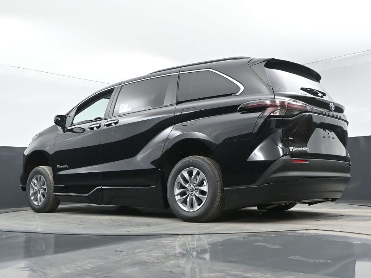 2024 Toyota Sienna XLE - Photo 12