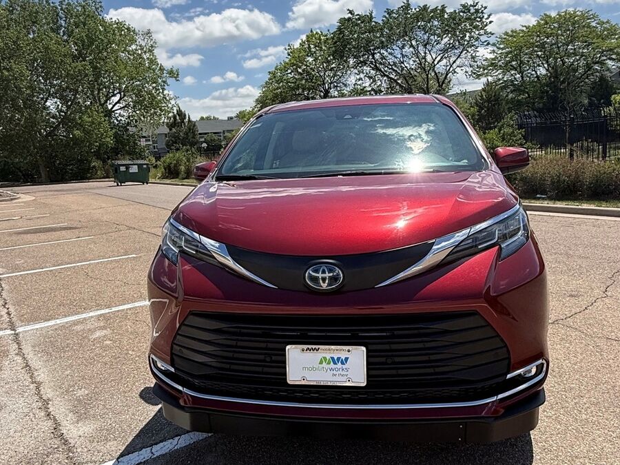 2021 Toyota Sienna XLE - Photo 9