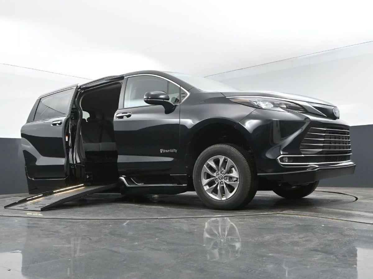 2024 Toyota Sienna XLE - Photo 11