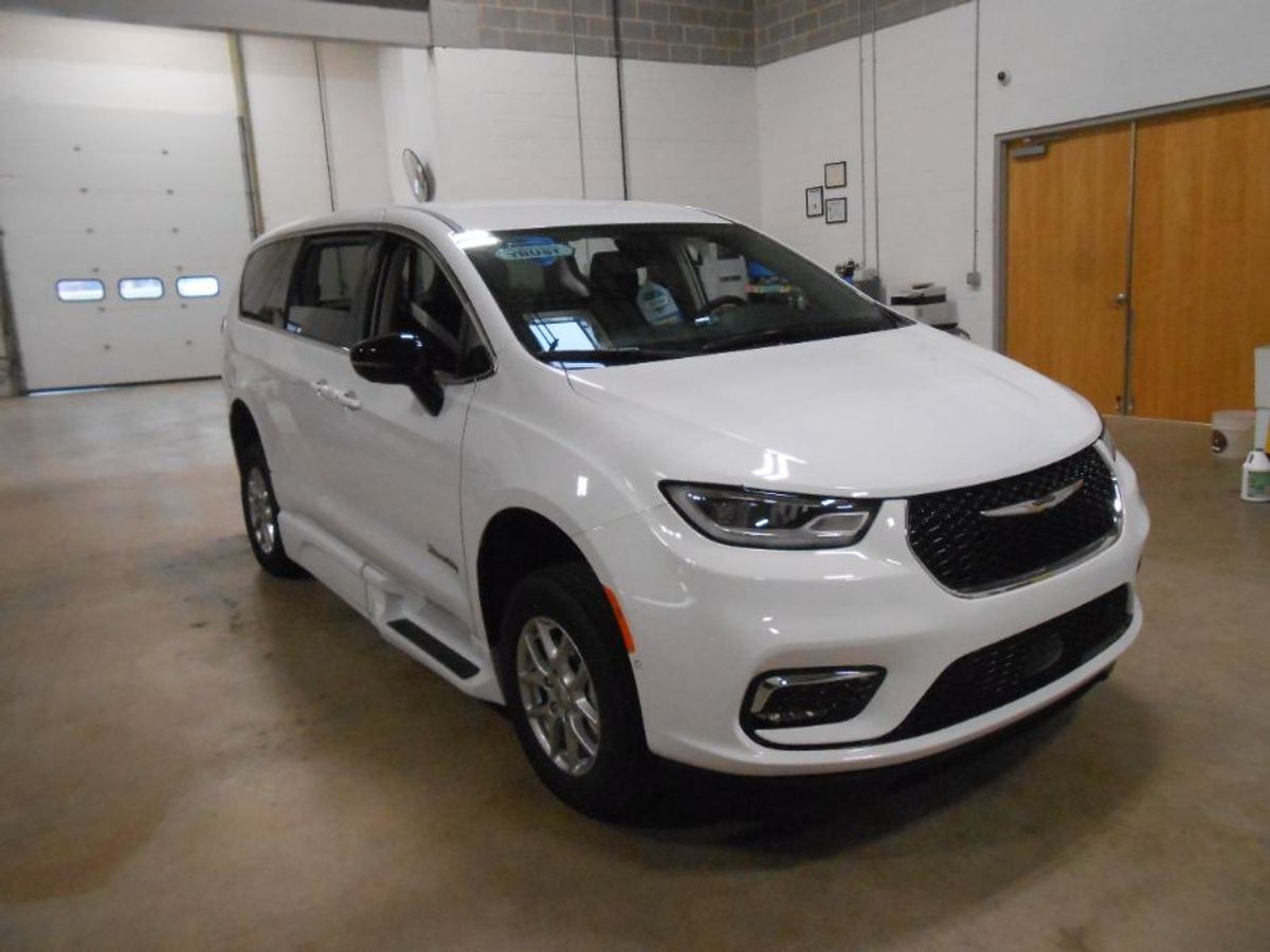 2024 Chrysler Pacifica Touring L - Photo 10