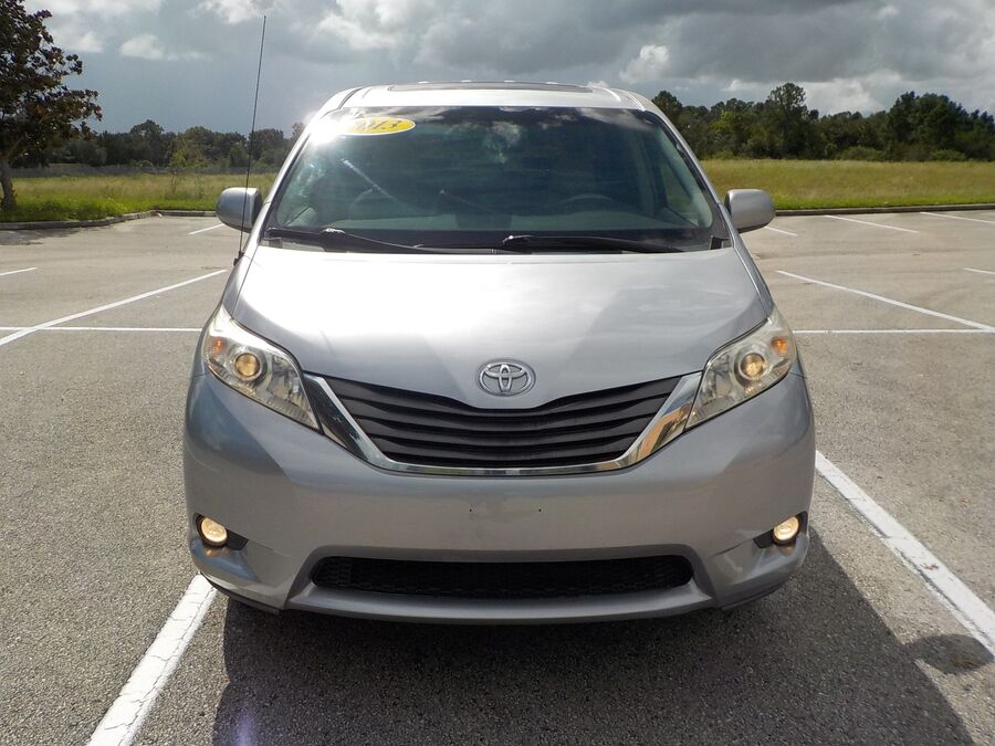 2013 Toyota Sienna XLE - Photo 2