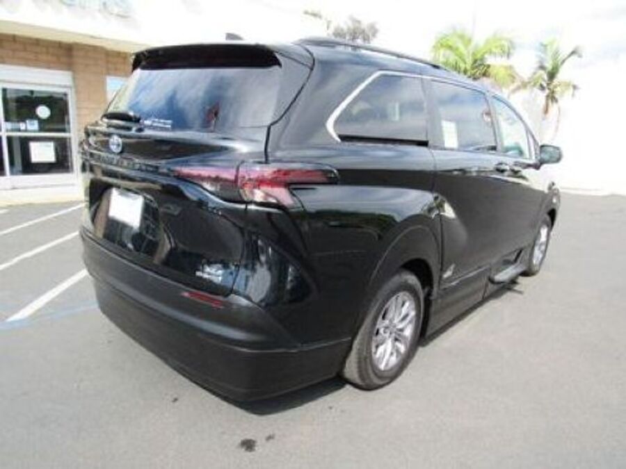 2023 Toyota Sienna XLE - Photo 4