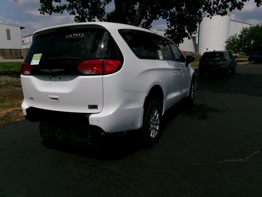 2026 Chrysler Voyager LX - Photo 8