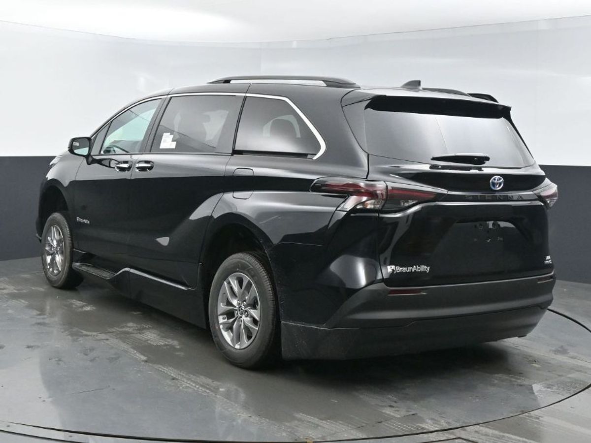 2024 Toyota Sienna XLE - Photo 23