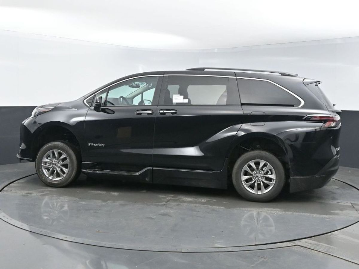 2024 Toyota Sienna XLE - Photo 22