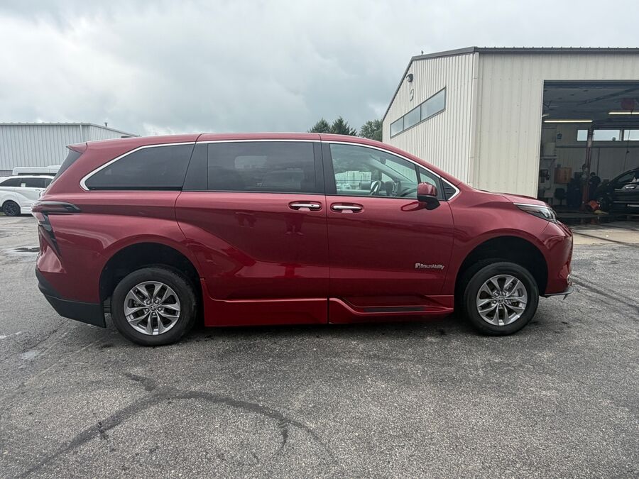 2024 Toyota Sienna XLE - Photo 11