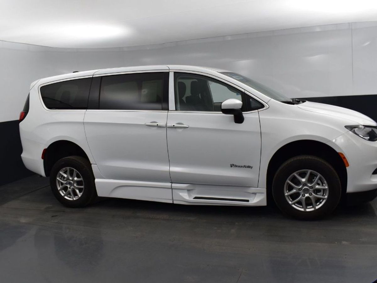 2023 Chrysler Voyager LX - Photo 16