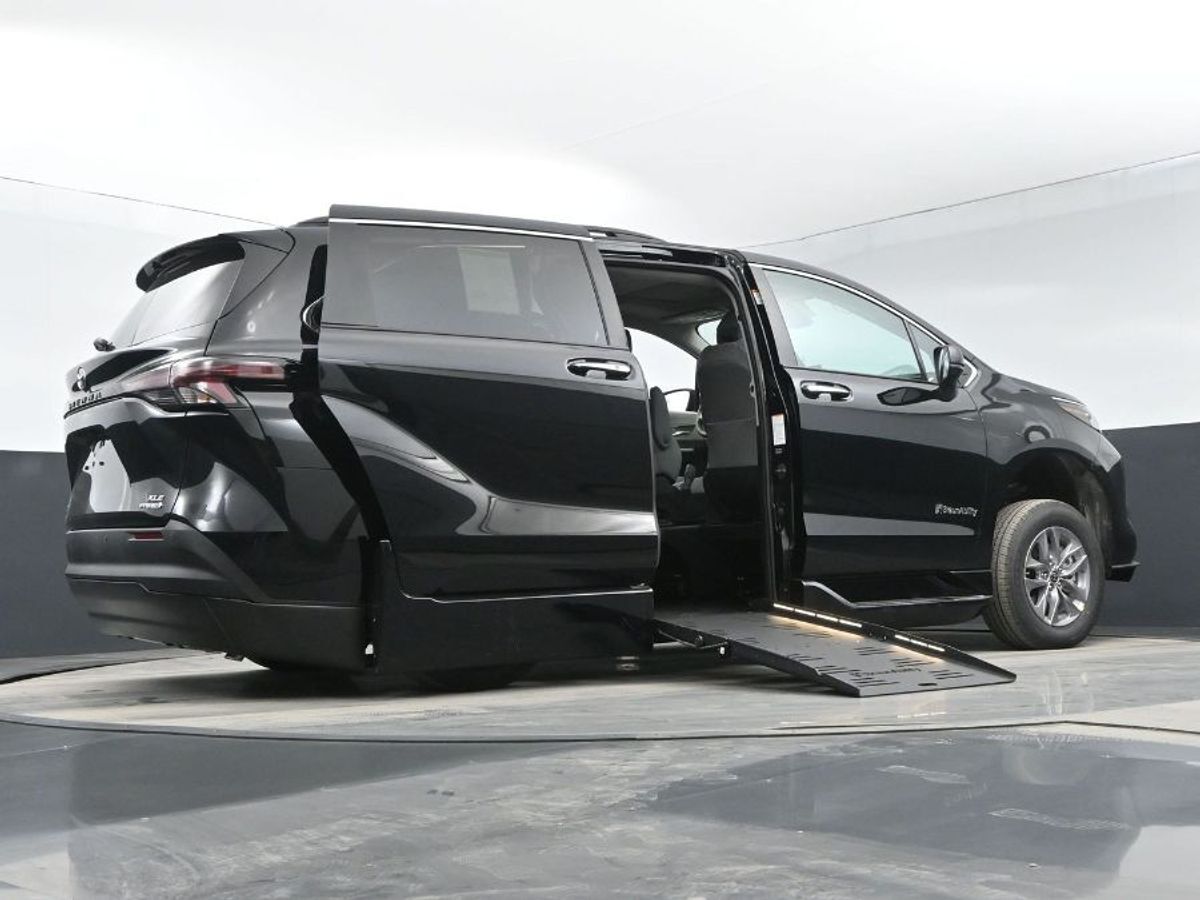 2024 Toyota Sienna XLE - Photo 13