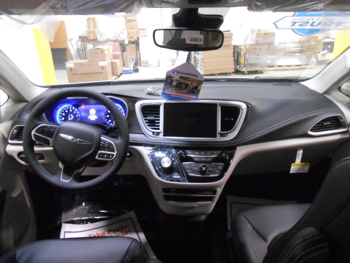 2024 Chrysler Pacifica Touring L - Photo 15